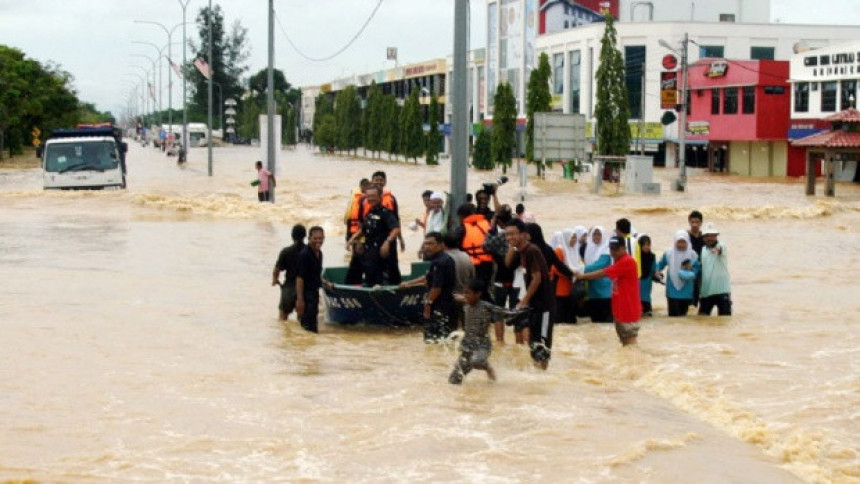 Poplave blokirale stotine turista 