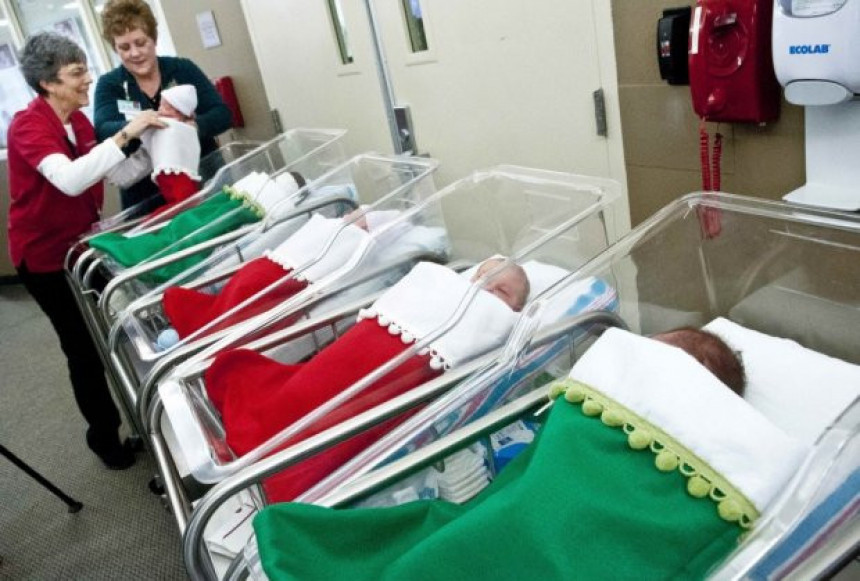 Za Božić bebe u bolnici stavljaju u čarape