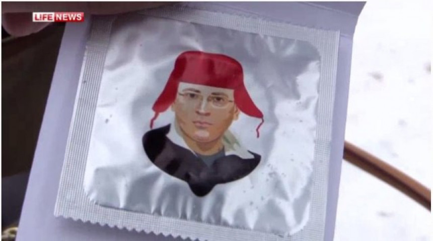 Kondomi s likovima opozicionara