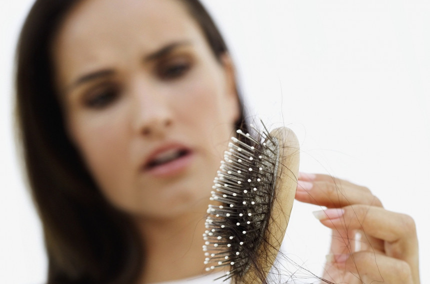 Како да спријечите опадање косе
