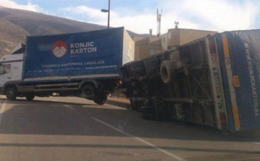Bura u Mostaru prevrnula kamion