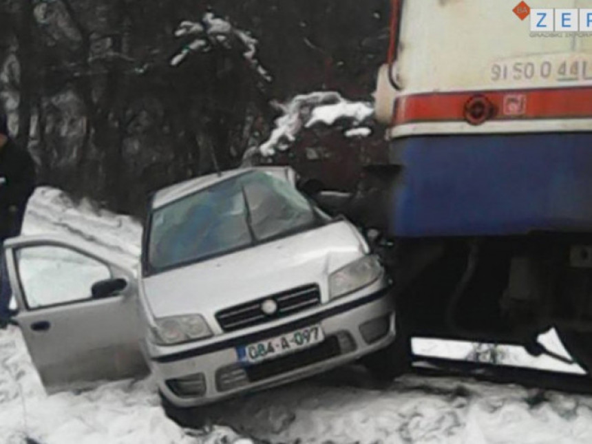 Povrijeđen u sudaru voza i automobila