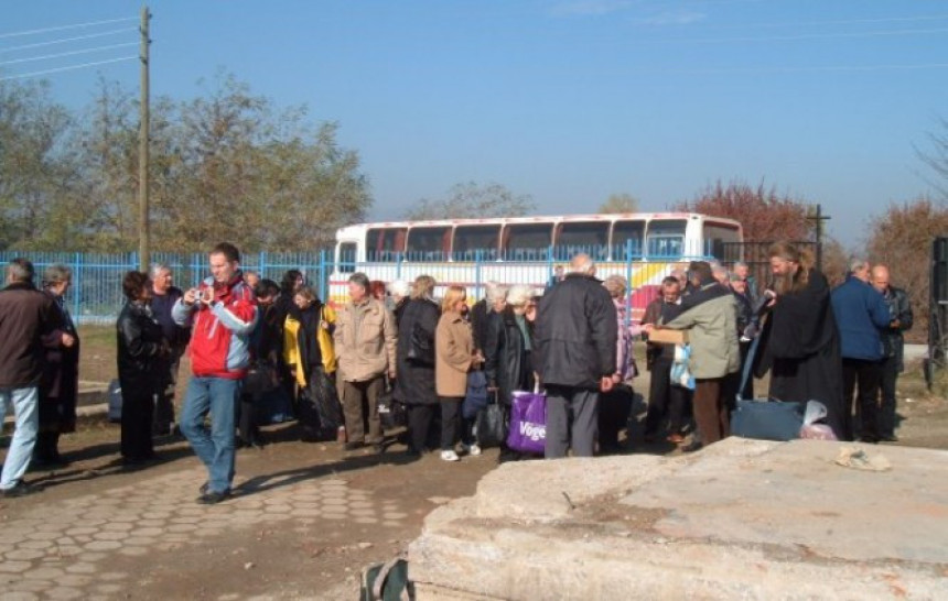 Kamenovan autobus s povratncima u Đakovici