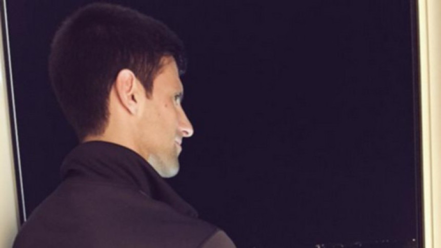 Nole sa sinom u naručju čestitao Badnje veče