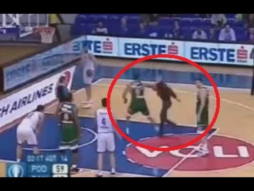 Video: Navijač ušao u teren, pa popio nokaut!