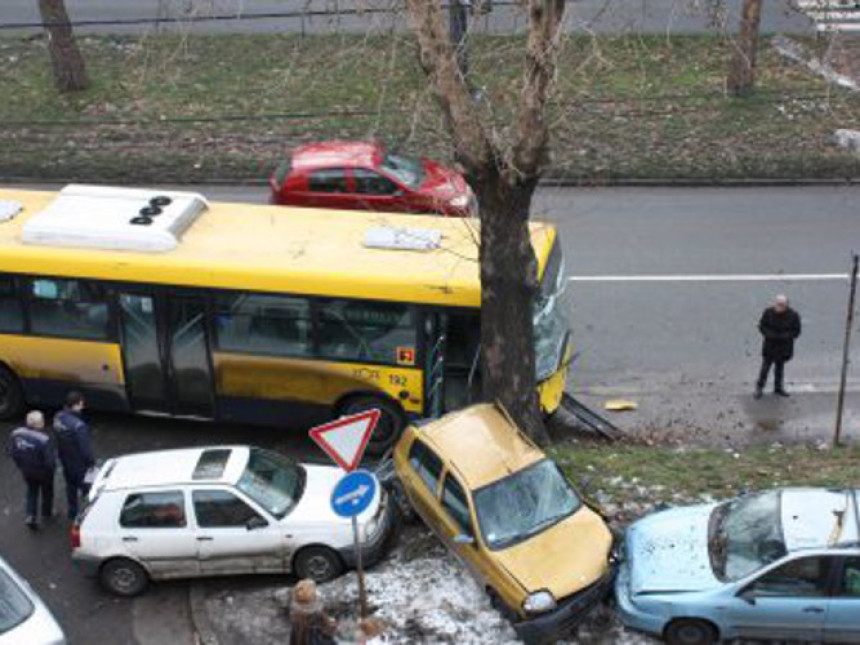 Beograd: Autobus udario u drvo, petoro povrijeđenih
