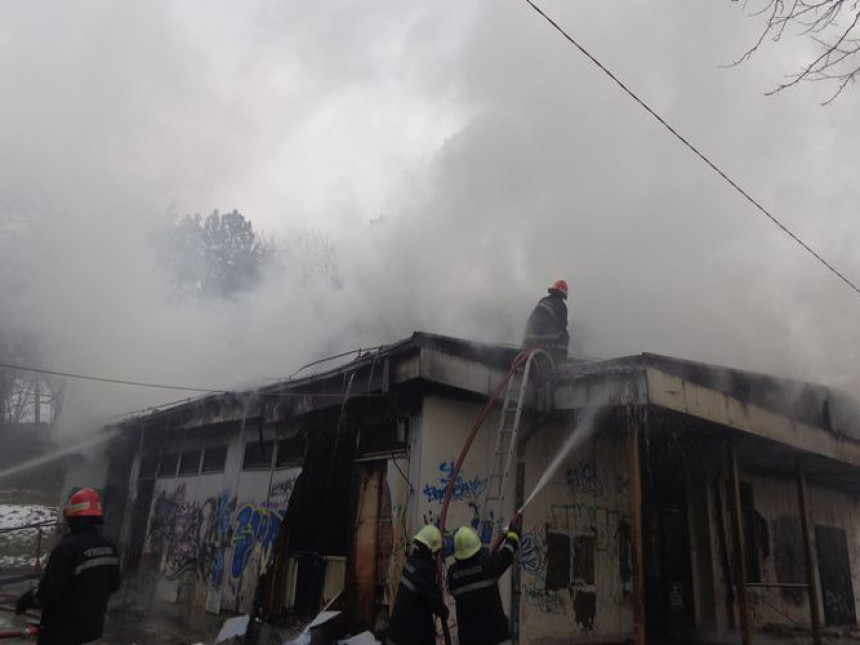 Ватрогасци се боре са пожаром у Тузли