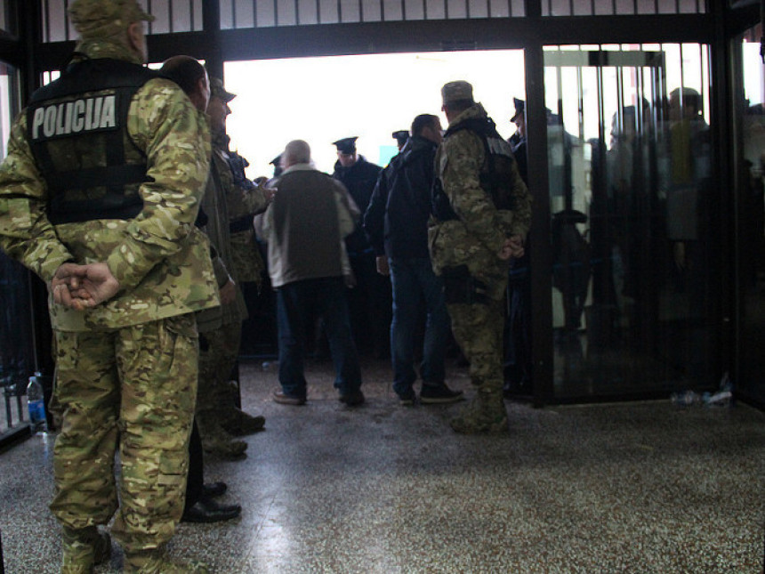 Specijalci uvode red na biralištu u Mostaru