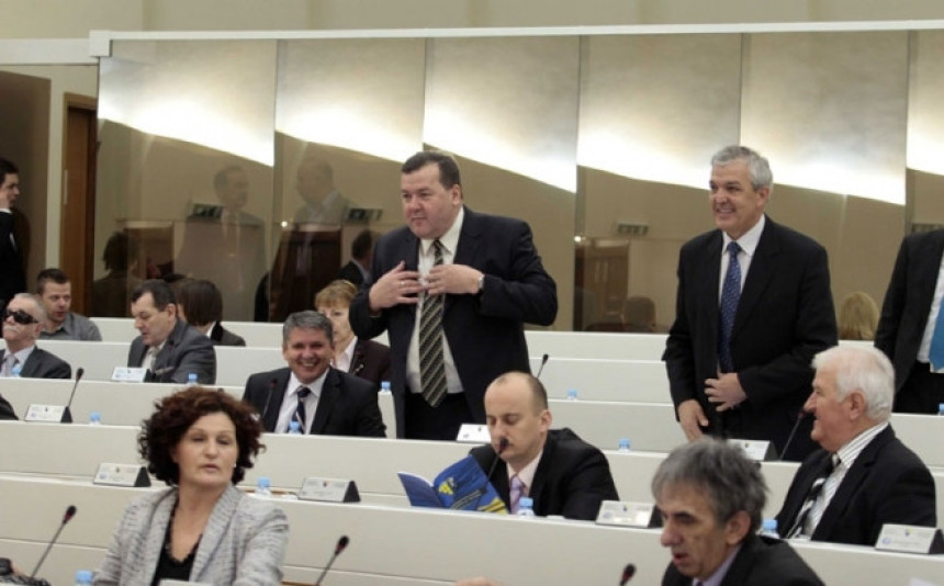 Parlamentarci ne propuštaju ni marku iz budžeta