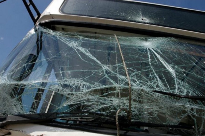 Kamenovan autobus sa Srbima
