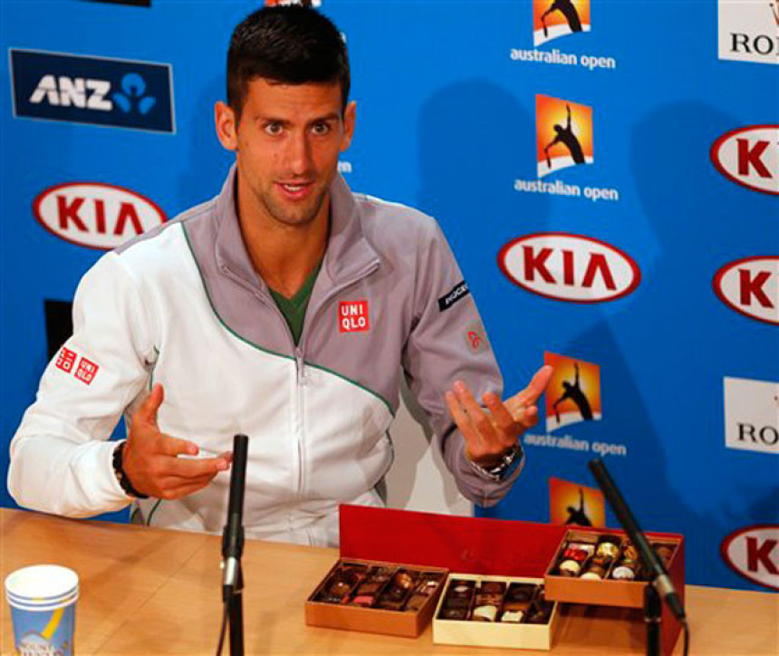 AO, video: Nole opet dijelio čokoladice!