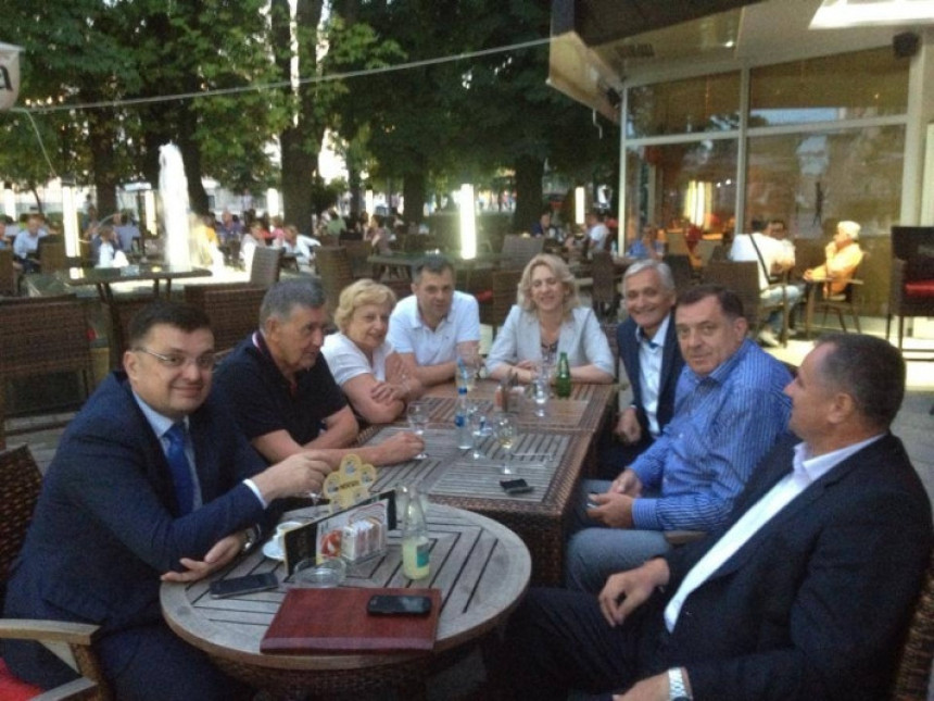 Tri tabora protiv Dodika