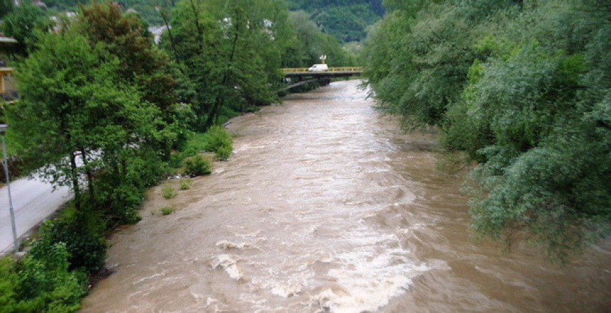 Miljevina: Bistrica poplavila stambenu zgradu