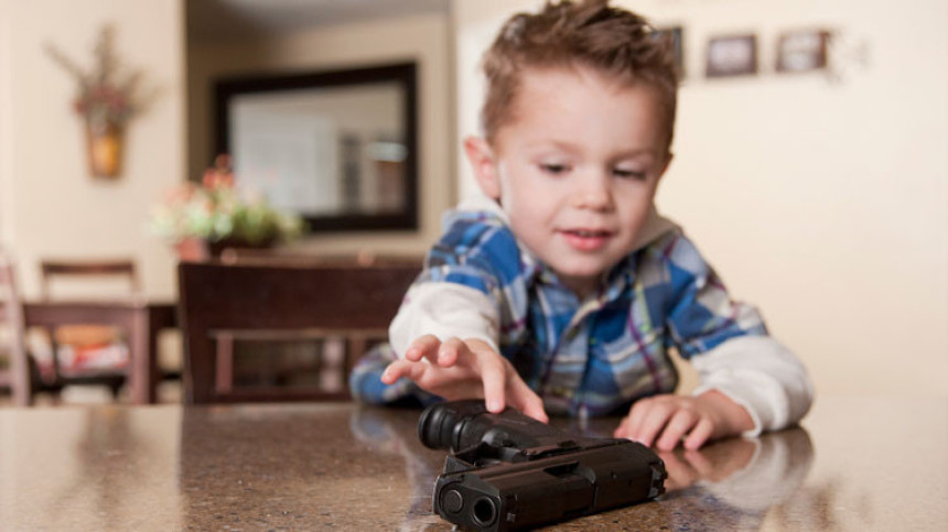 Petogodišnjak se igrao pištoljem i ubio mlađeg brata