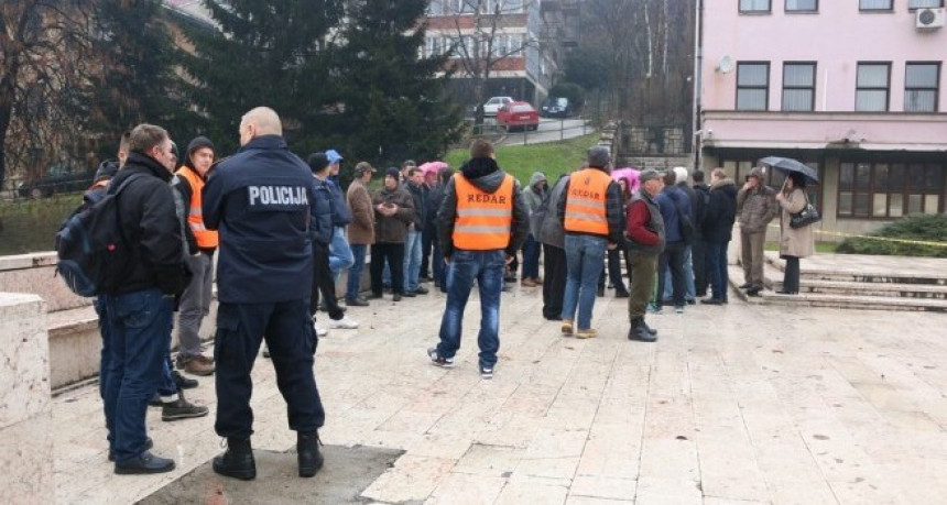 Protesti pred zgradom Vlade Federacije BiH