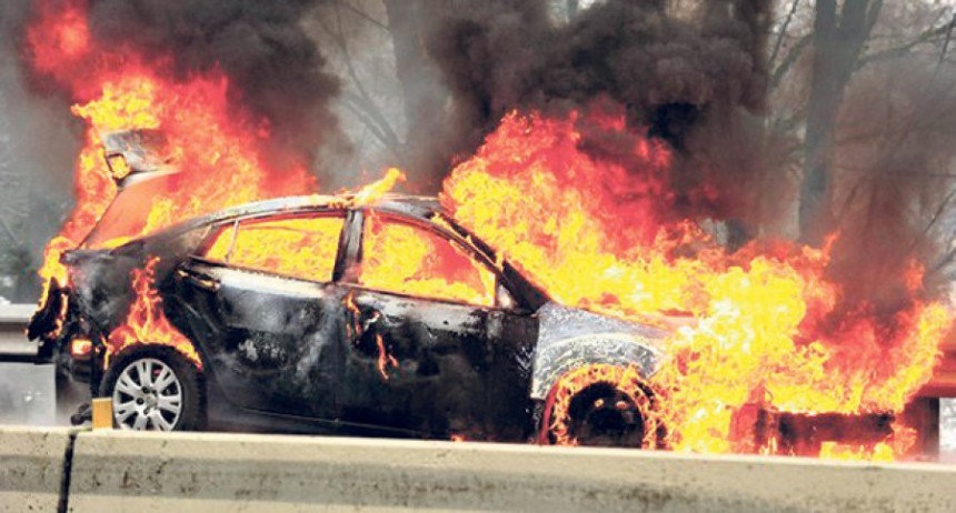 Zapaljena tri automobila