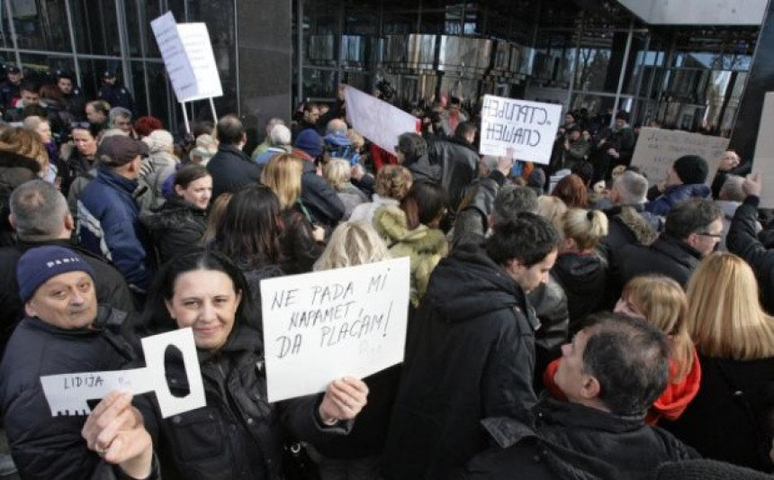 Протест грађана испред НБС због "швајцарца"