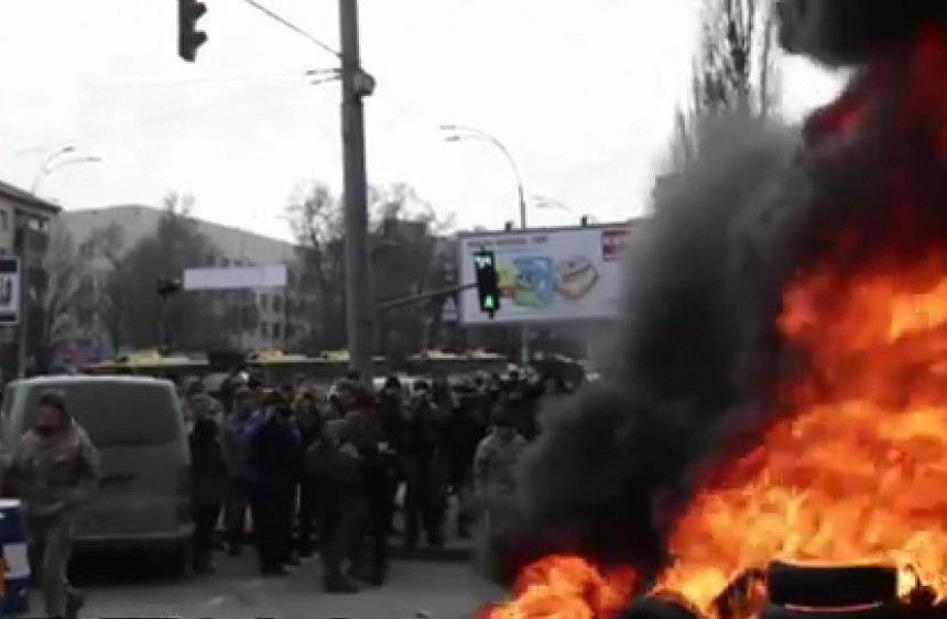 Kijev: Vojnici zapalili zgradu Ministarstva odbrane (VIDEO)