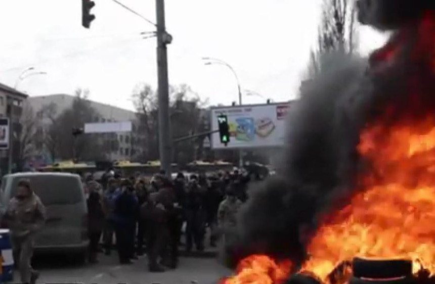 Kijev: Vojnici zapalili zgradu Ministarstva odbrane (VIDEO)