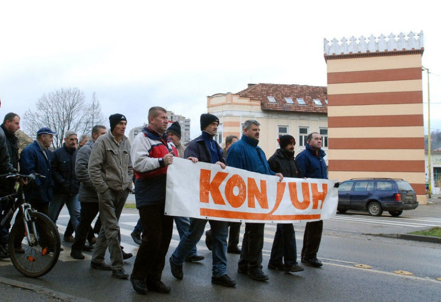 Радници испред правосудних институција