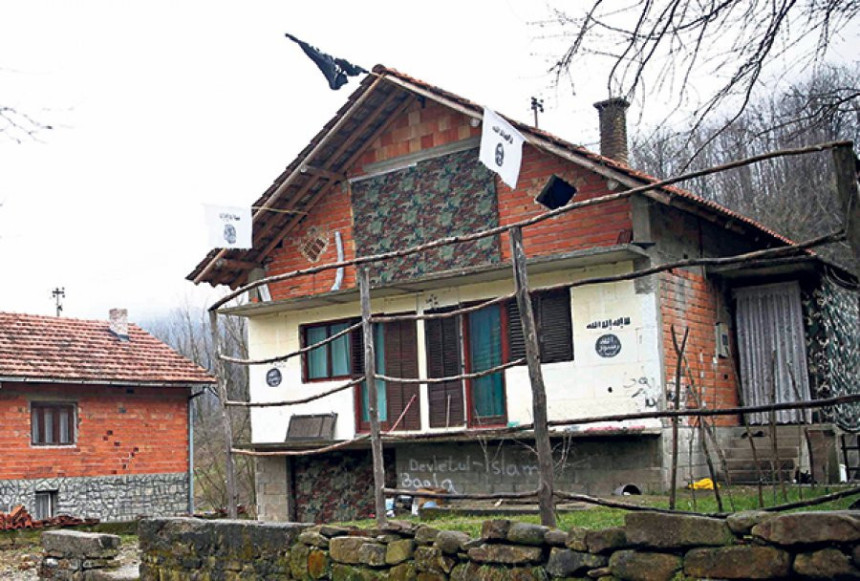 Gornja Maoča: Zastavu ISIS-a skinuli, ostali grafiti
