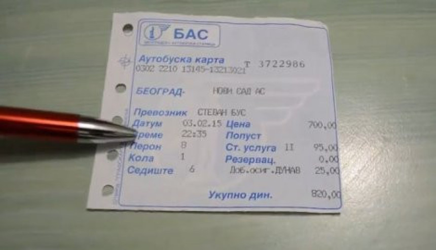 Amerikanac uči strance kako da koriste autobus u Srbiji
