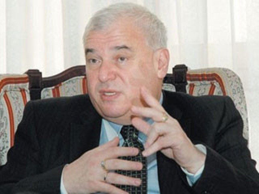 Микеш и даље у тешком стању