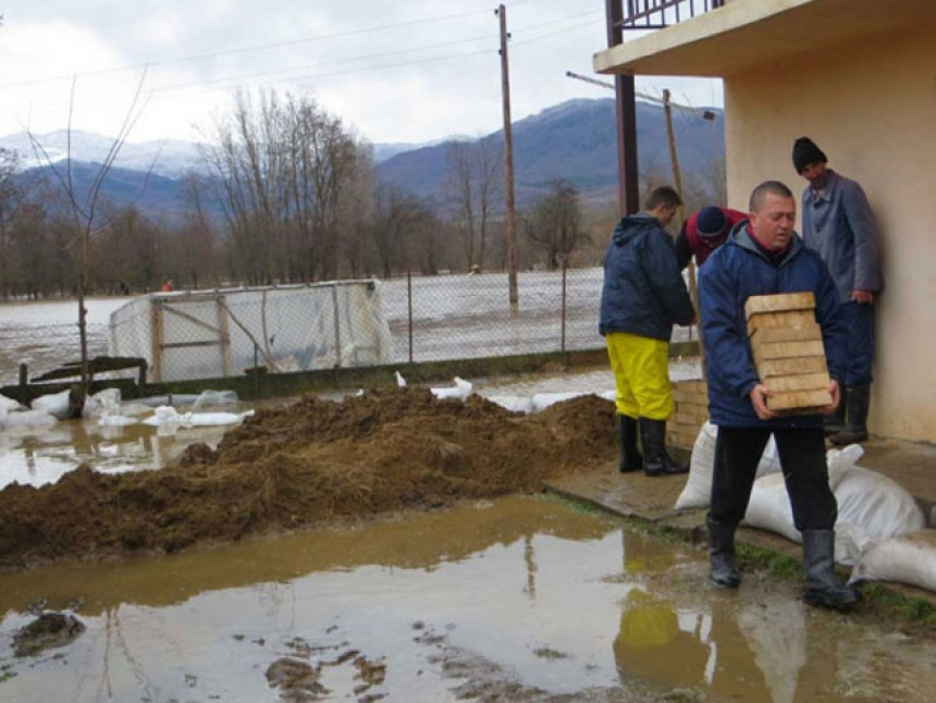 Поплаве и клизишта угрожавају југ Србије