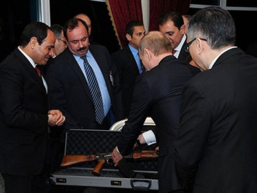 Putin na dar donio kalašnjikov
