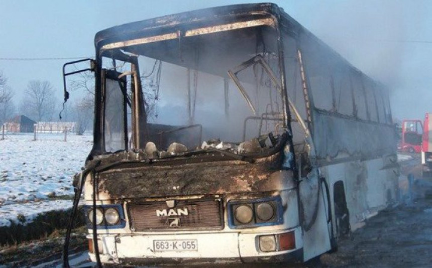 Калесија: Изгорио аутобус