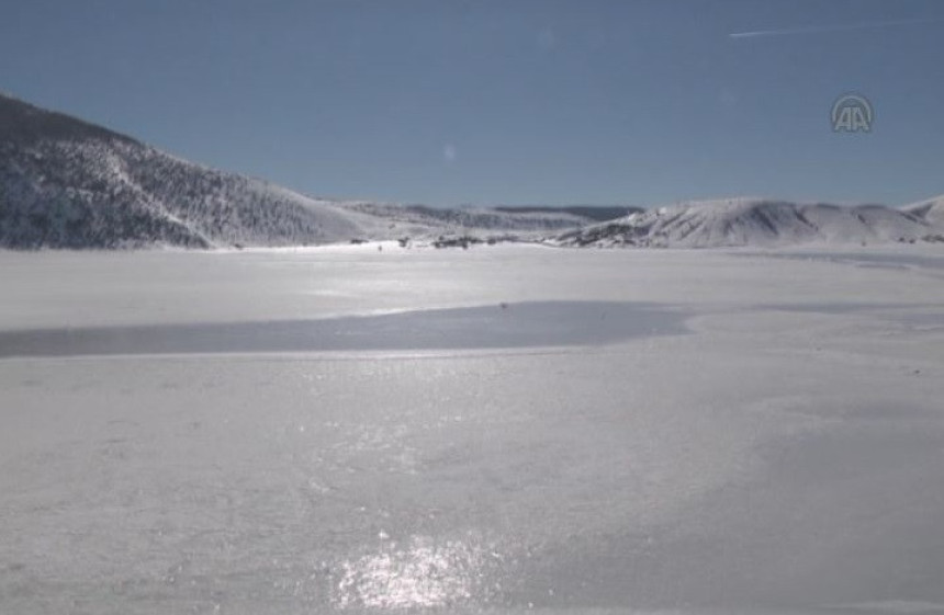 Zaledilo najveće planinsko jezero