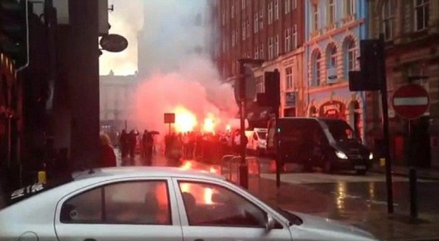 Навијачи Бешикташа запалили бакље у центру Ливерпула