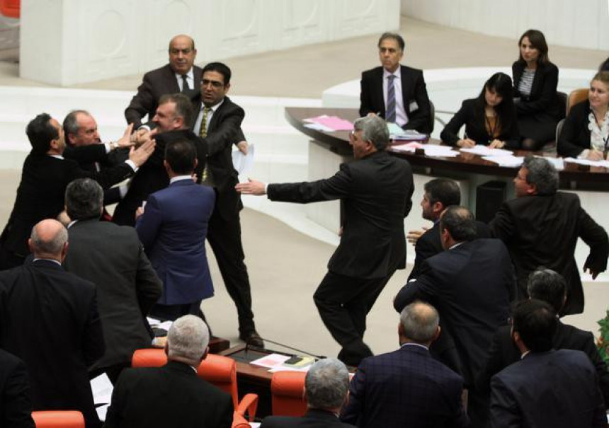 Turska: Ponovo tuča u parlamentu