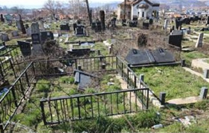 Оскрнављена два српска гробља на Космету