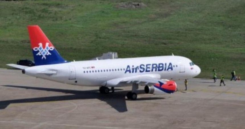 Avionu "Er Srbije" otpao točak pri polijetanju