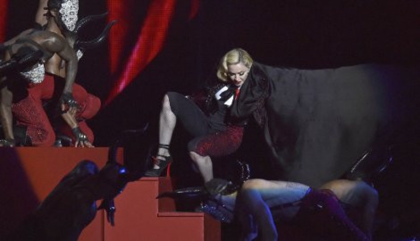 Мадона се скотрљала са бине