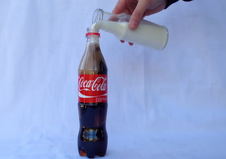 Шта се деси када помијешате Кока Колу и млијеко?
