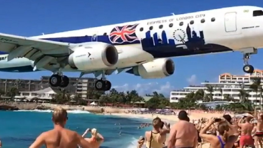 Авион умало дотакао људе на плажи