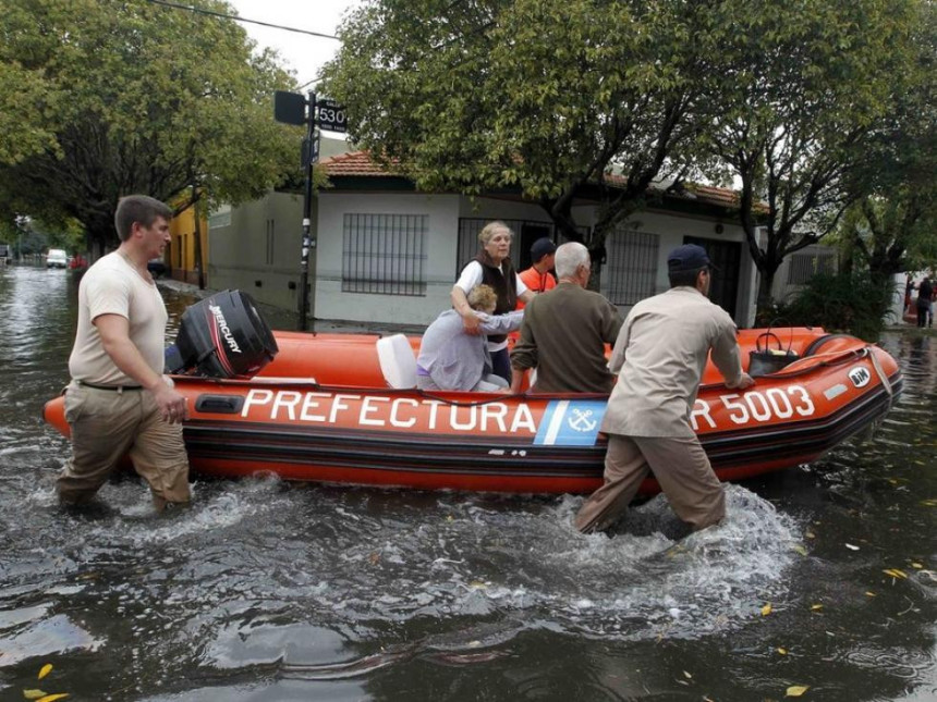 Аргентина: 12 погинулих и хиљаде евакуисаних