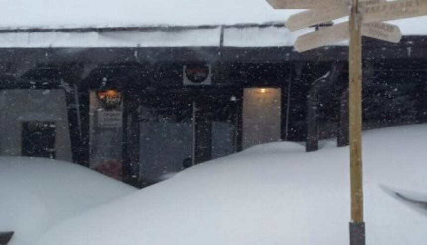 Kopaonik: Snijeg preko 2 metra, zavejani automobili