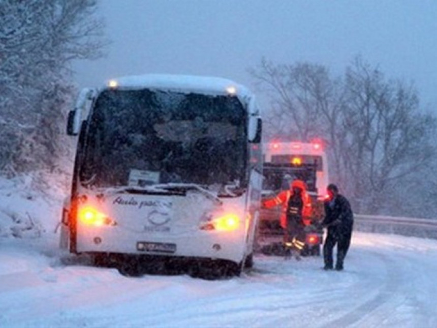 Srbija: Autobusi zavijani u snijegu