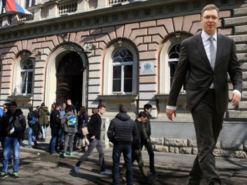 Vučić gimnaziju završio sa peticom, bez i jedne četvorke
