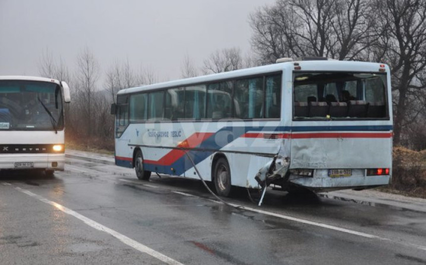 Добој: Камион ударио у аутобус пун путника