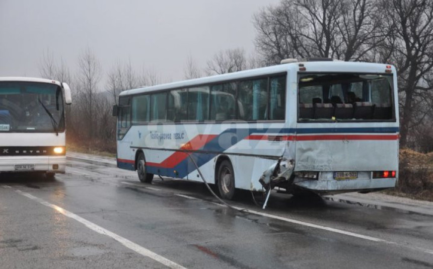 Doboj: Kamion udario u autobus pun putnika