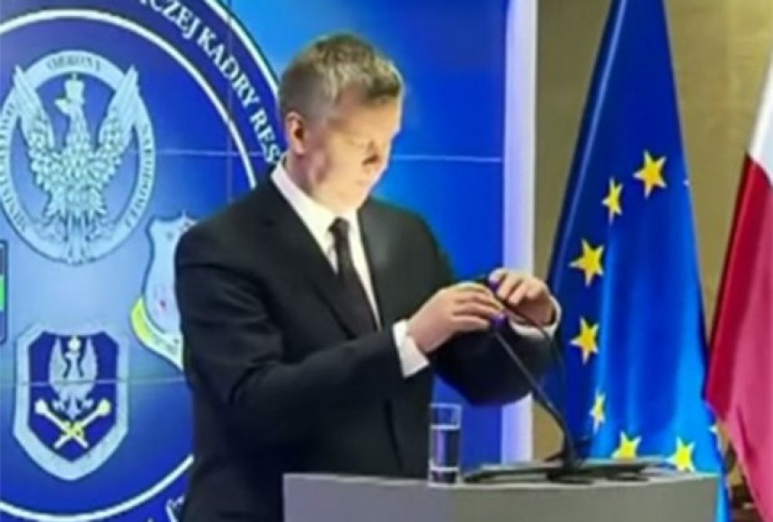 Ministar govorio u lampu uvjeren da je mikrofon! (VIDEO)