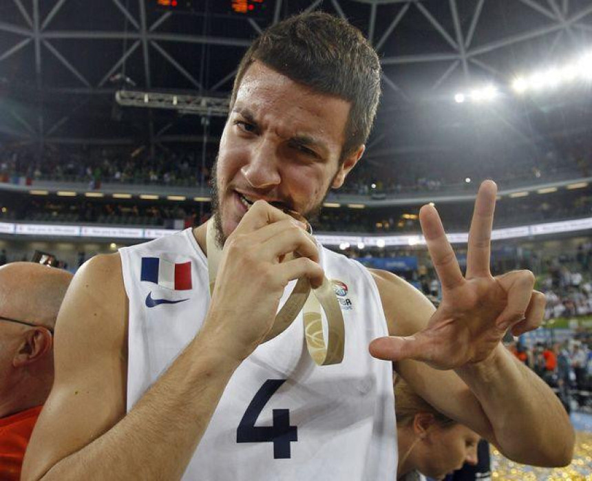 Lovernj: ''Trojkom'' pozdravljam Srbiju i Grobare!