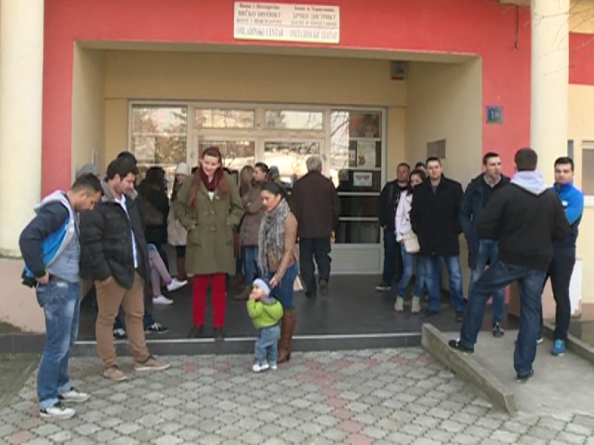 Млади у Брчком данас започели штрајк глађу