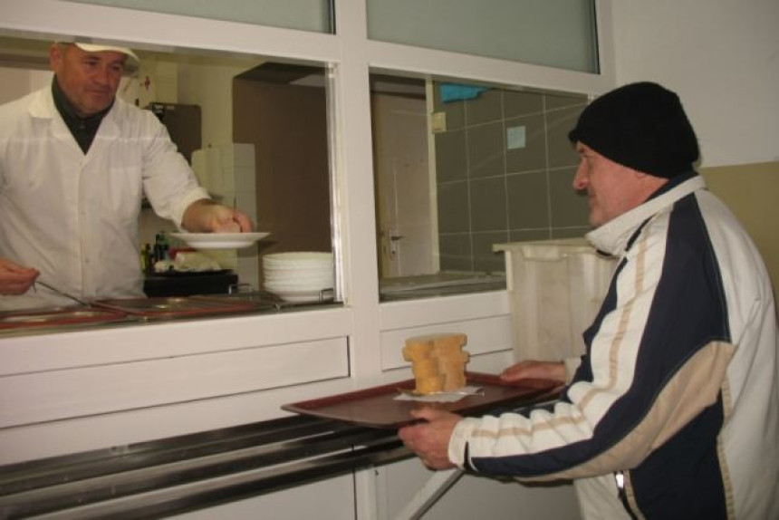 Листа чекања за оброк у јавној кухињи