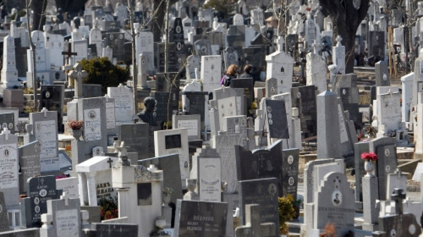 Зашто Срби постављају црне плоче на гробове?