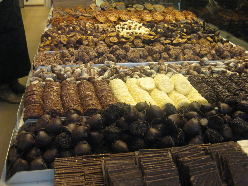Posjetioci jedu eksponate u muzeju čokolade
